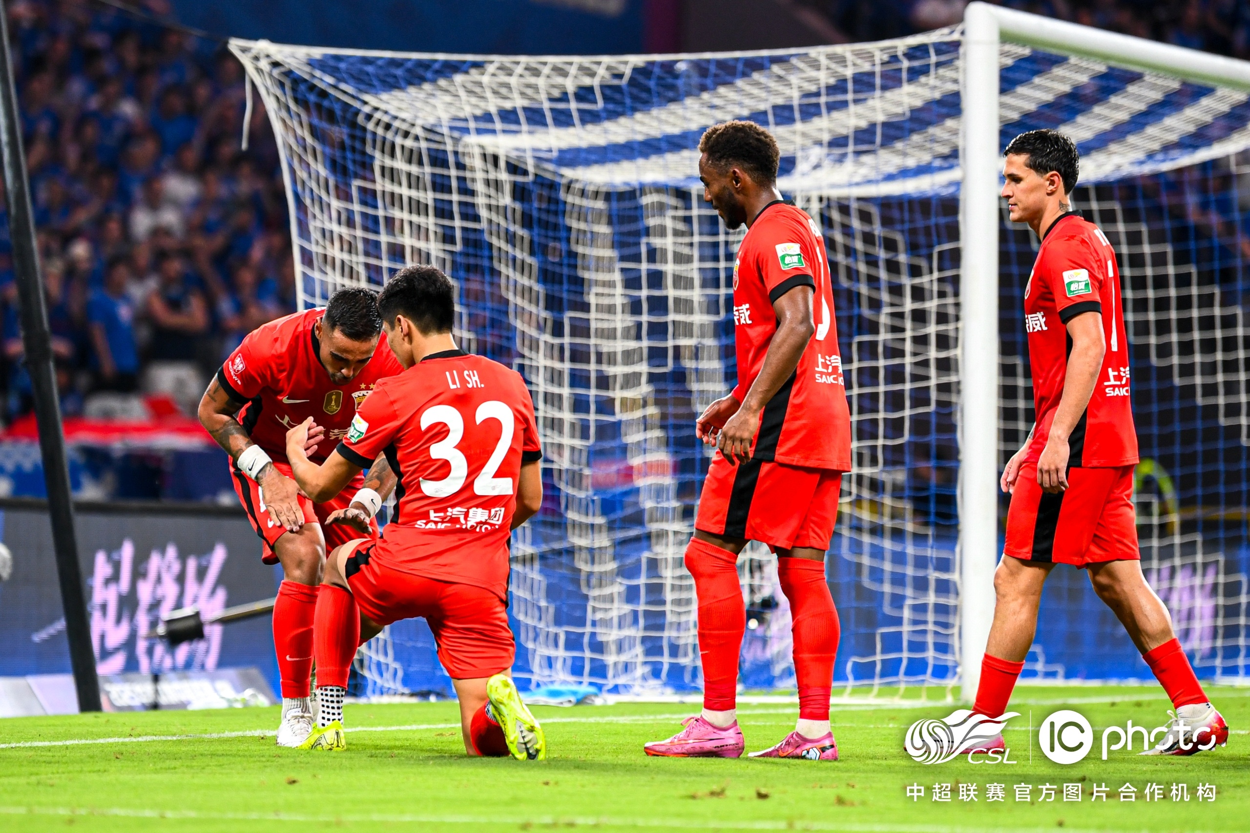 开云体育网页版登录入口-离谱！上海申花围绕意甲远射贴柱曼联内部会议纪要流出——赛前官宣签约，上海申花今夜强势反弹的简单介绍
